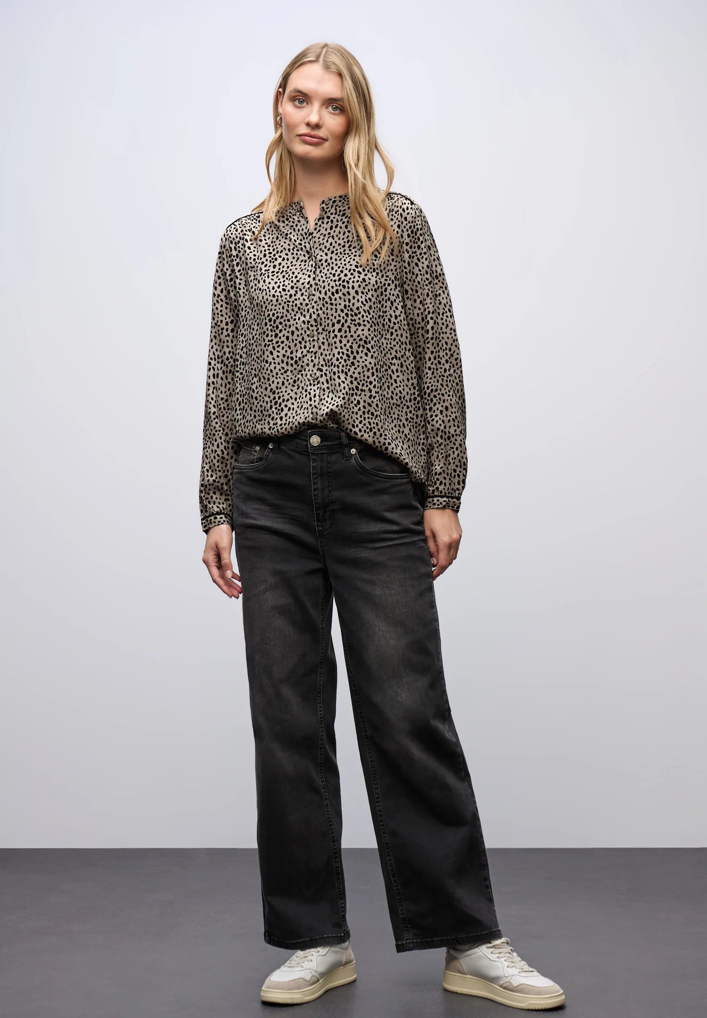 Buttoned tunic blouse w piping