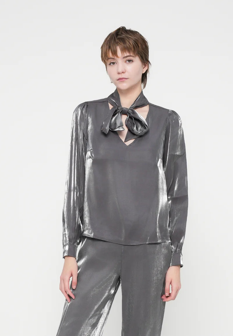 VIESSA V-NECK TIE L/S SHIMMER SHIRT/R