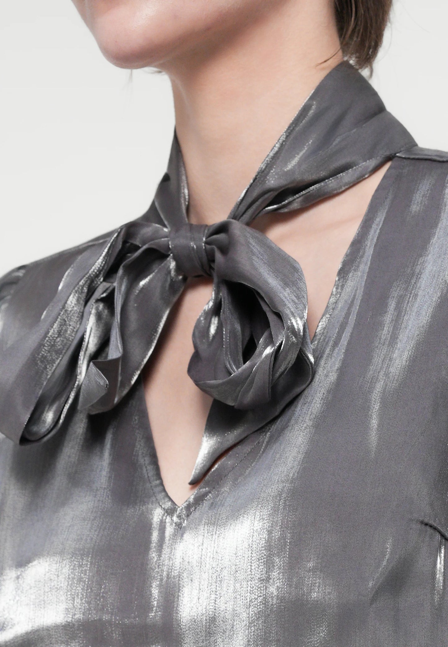 VIESSA V-NECK TIE L/S SHIMMER SHIRT/R