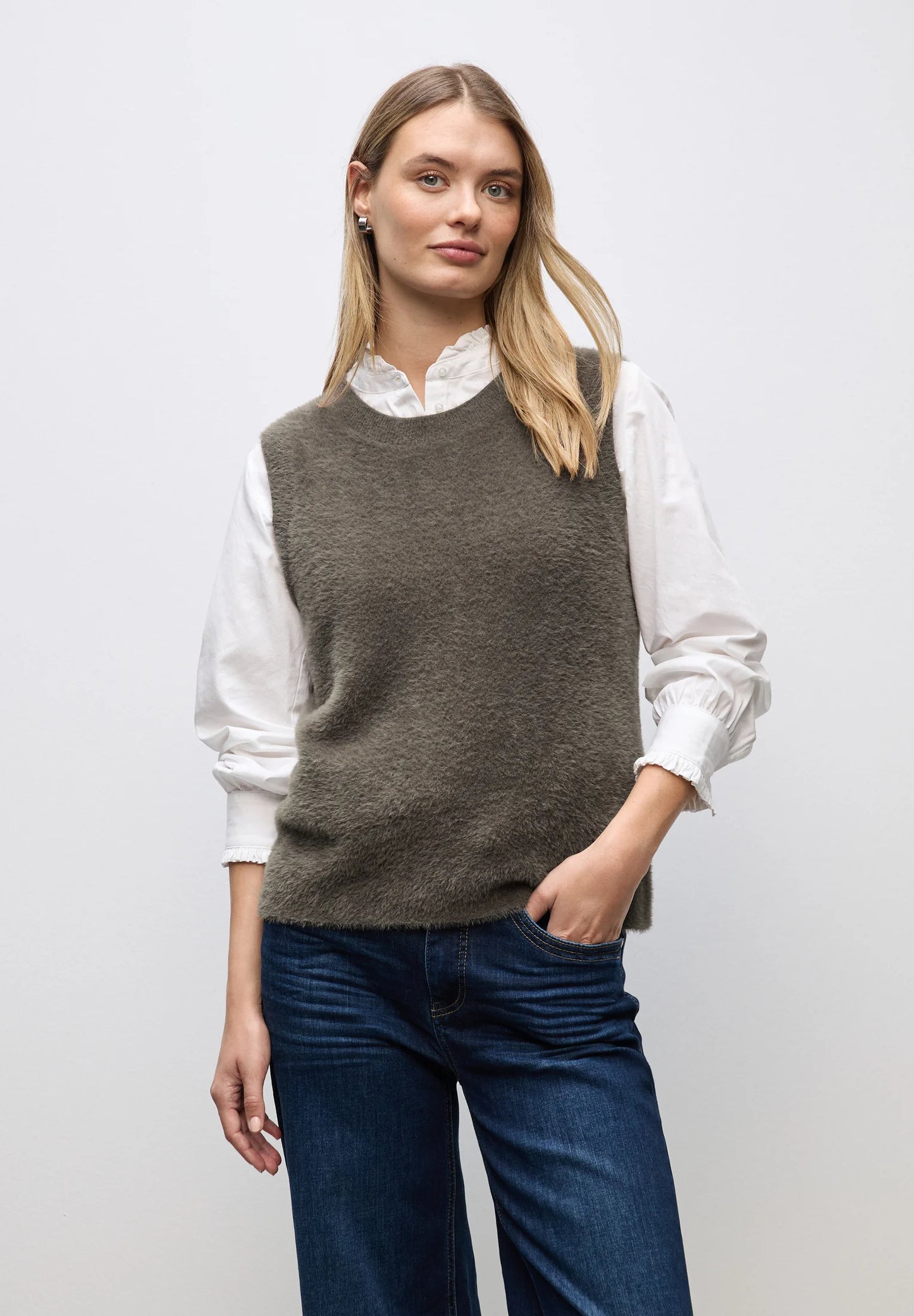 LTD QR_ fluffy sleeveless swea