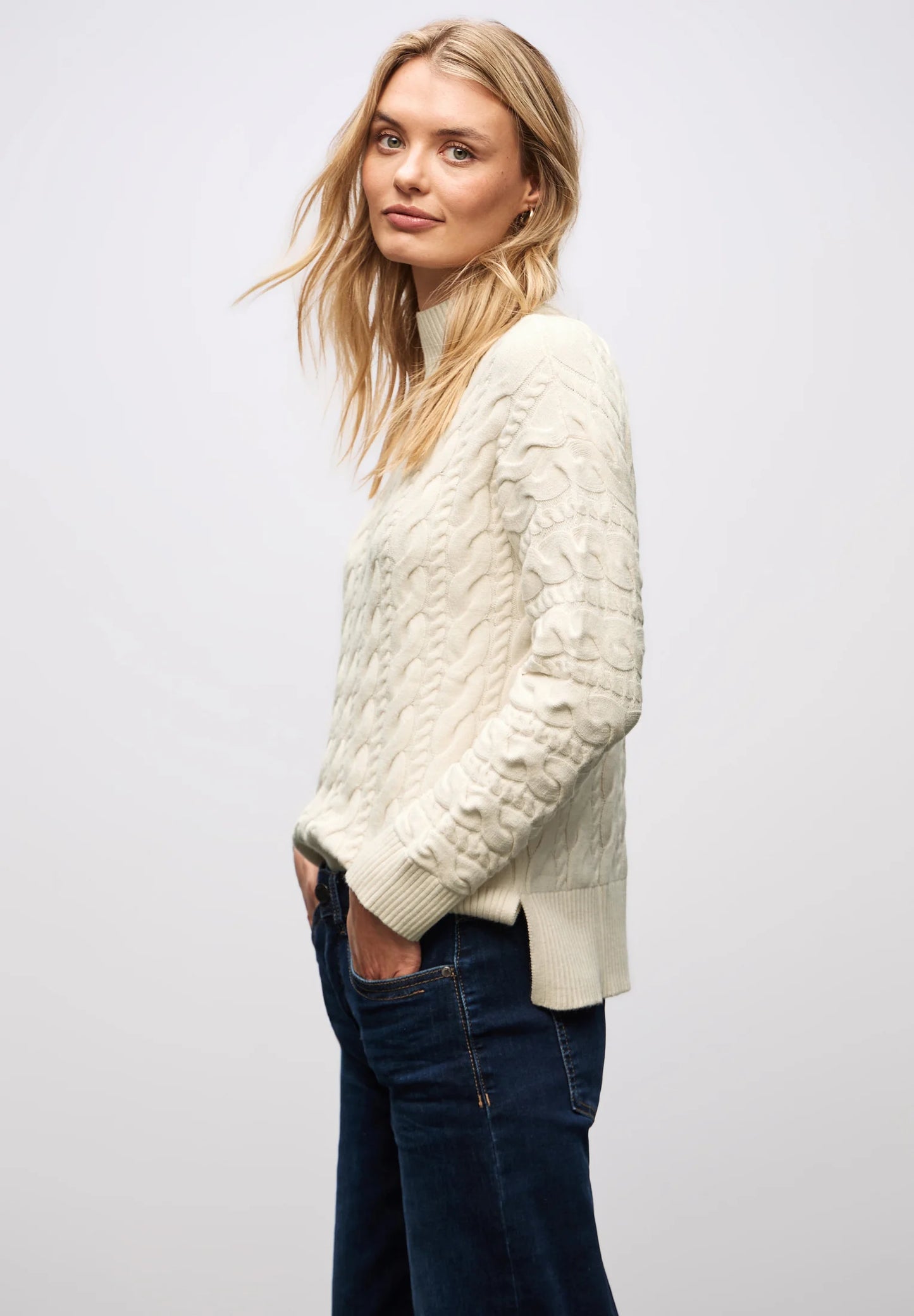 LTD QR_turtle neck cable sweat